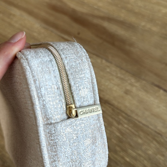 Chanel 2023 cosmetic pouch - Picture 3 of 5